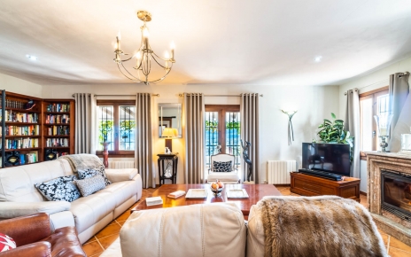 Sala de estar elegante y acogedora